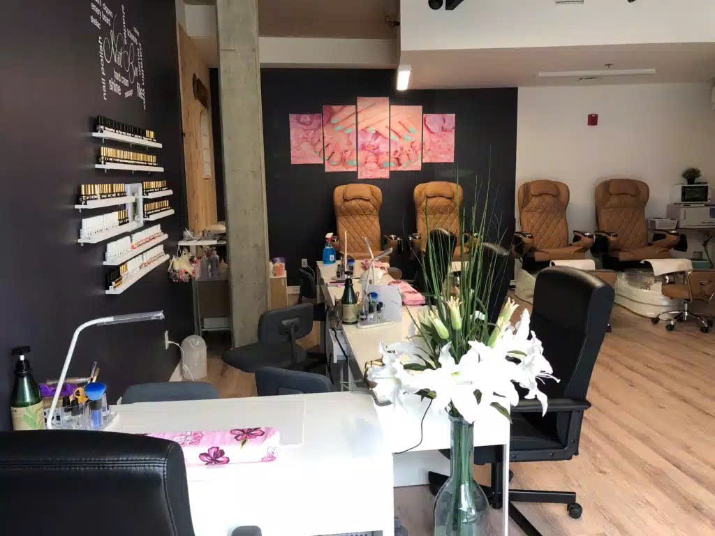 Manucure rose réalisée au salon Ongles Ken